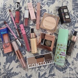 Revolution Box (16 Pieces) All New